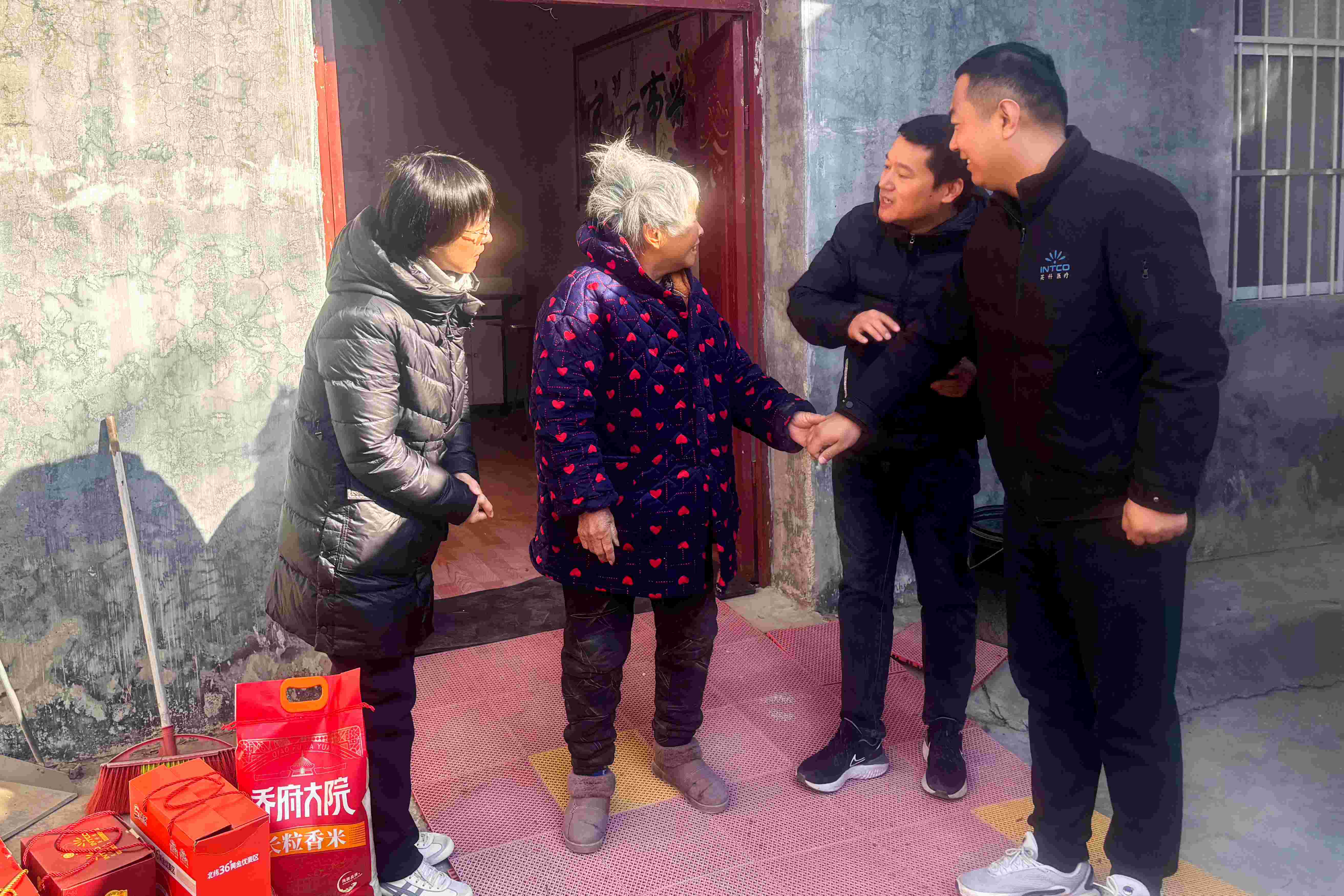 安徽UED在线医疗开展春节走访慰问活动