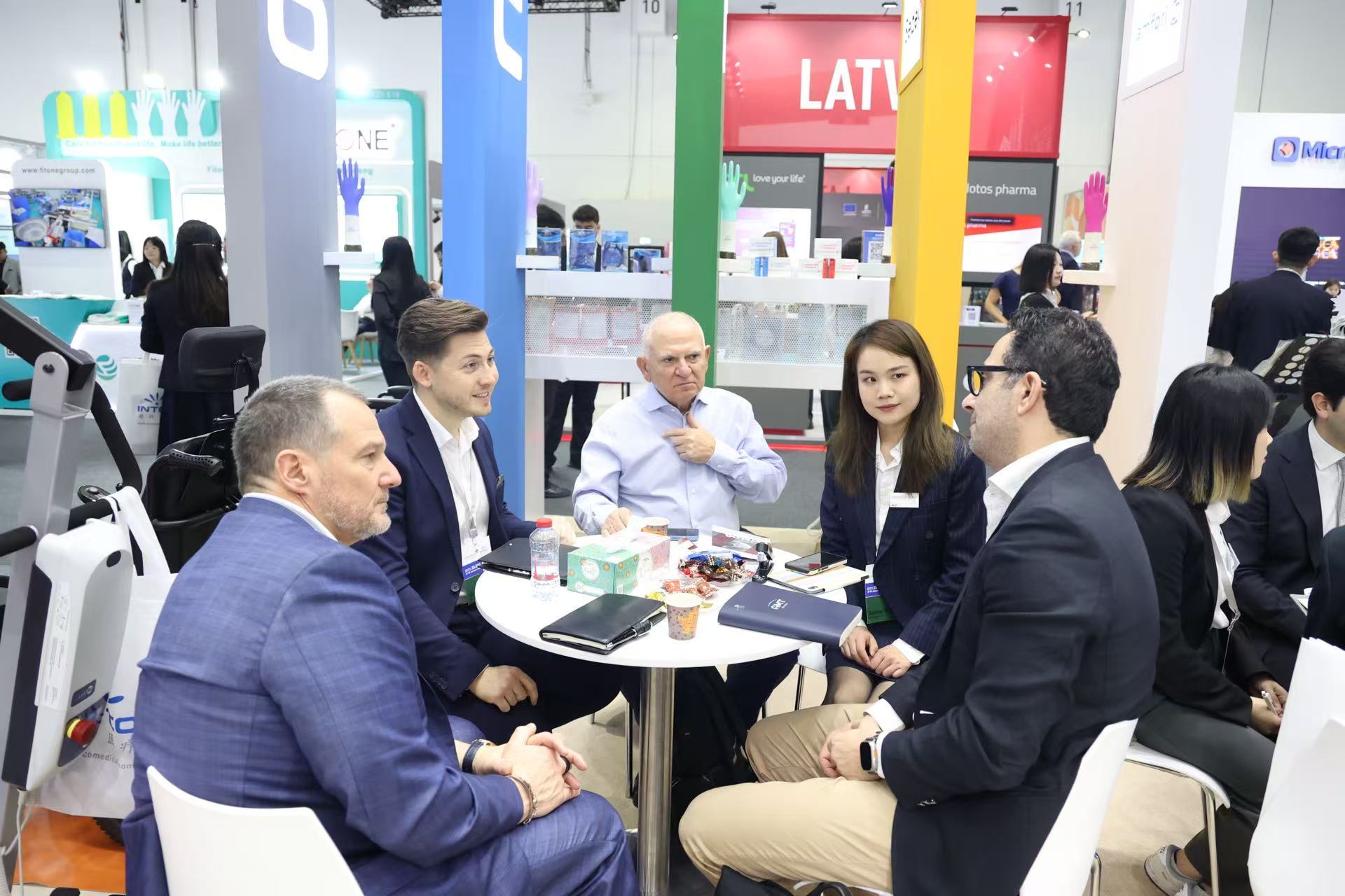 UED在线医疗在本次展会上展出了多款具有创新技术与卓越品质的产品