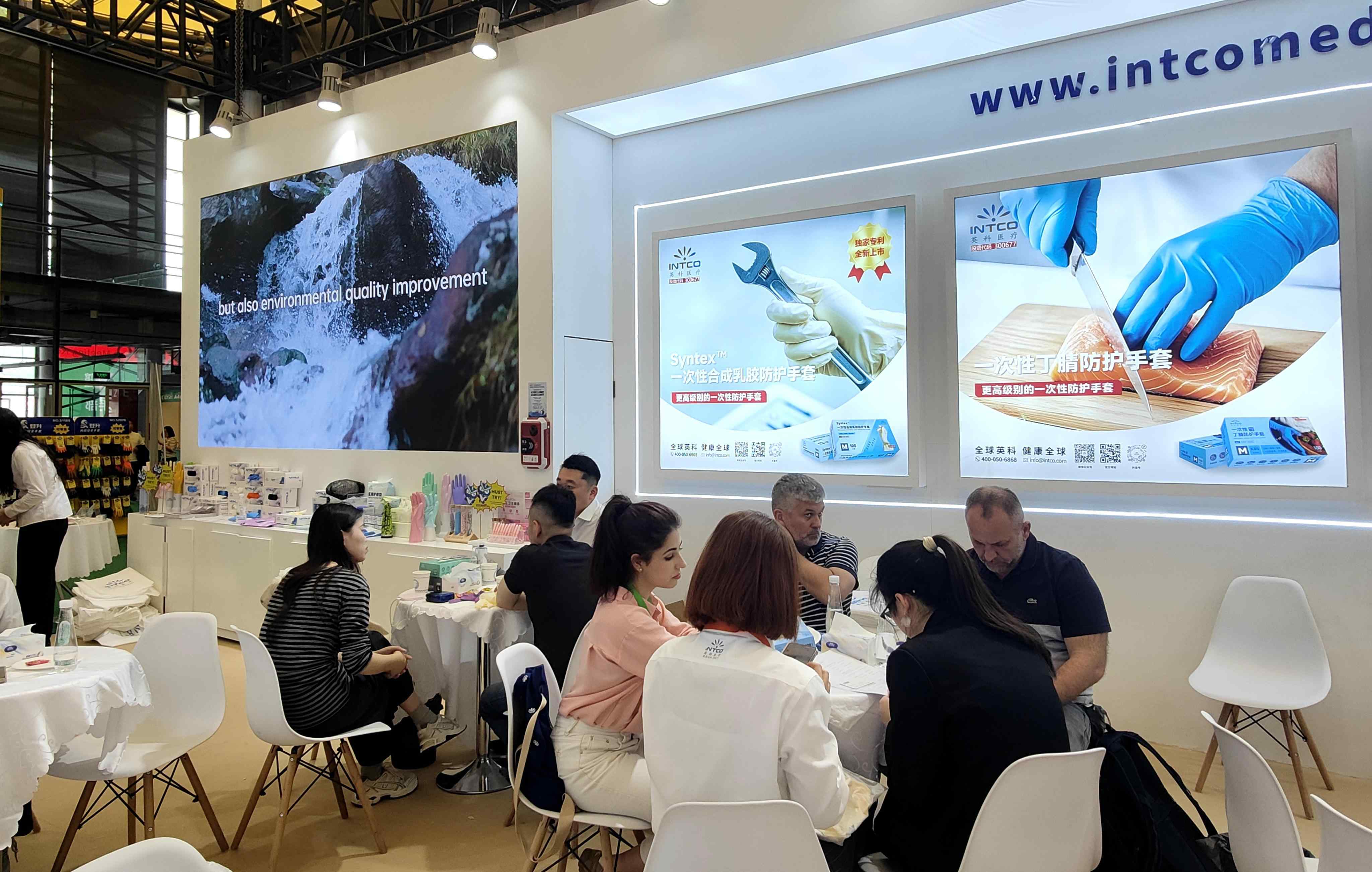 UED在线医疗精心打造了食品餐饮、无尘洁净、实验制药、工业防护四大主题展区